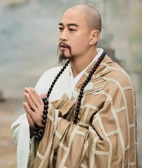 看过何润东先前演过的古装剧,确实挺油的,但这次在剧中他直接剃了光头