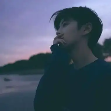 男生在海边的帅气背影侧脸头像 面朝大海日落男生头像图片