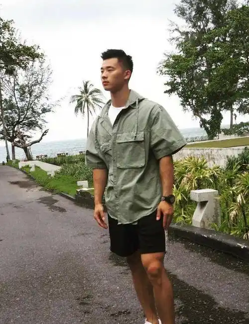 单眼皮童颜脸 薄肌身材,这样的肌肉型男小哥,能不让人喜欢吗?