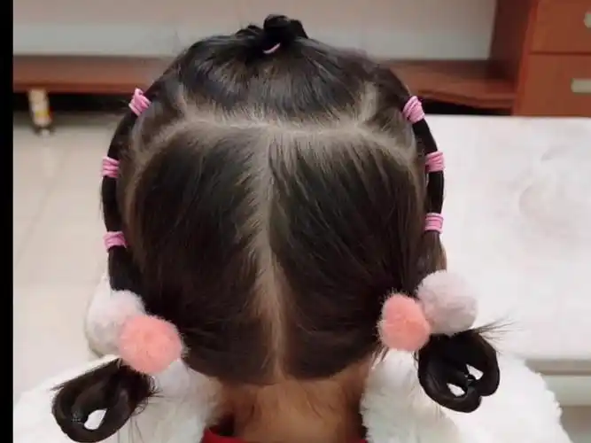 女宝宝百看不厌的发型扎法,学会这样扎,简单干净利落