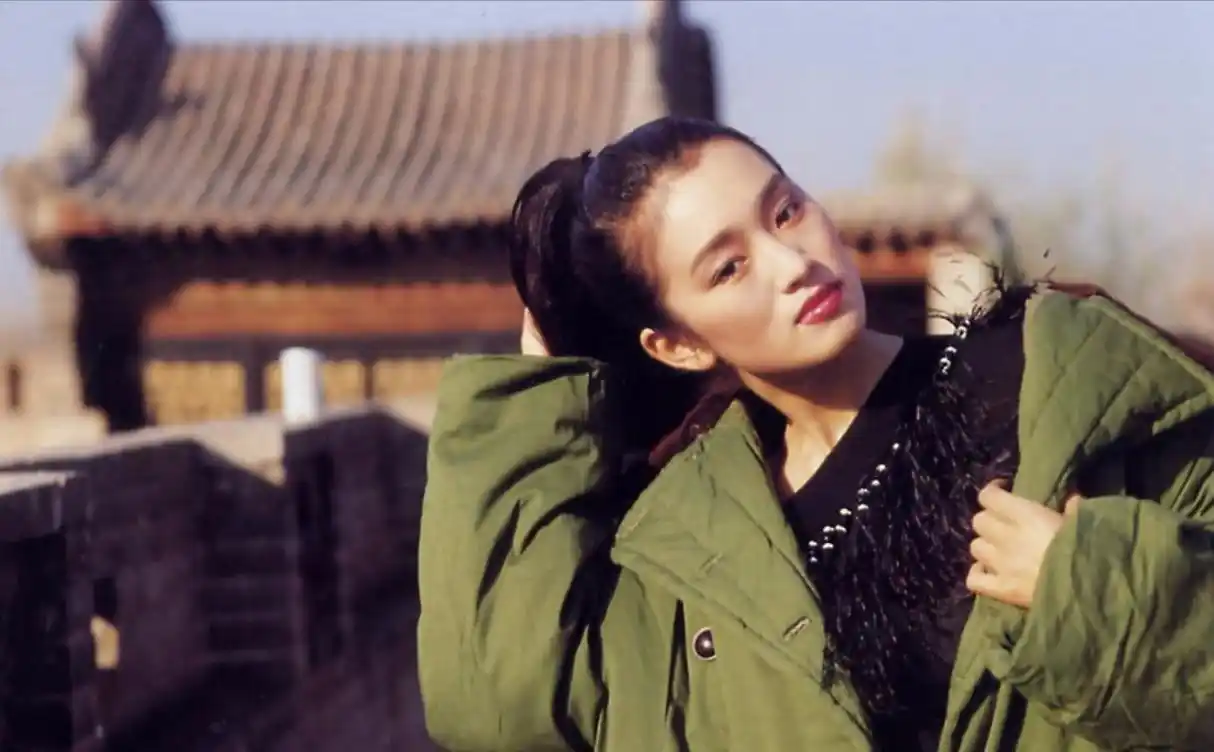 回顾巩俐嫁70多岁法国老头甘愿成为他第四任妻子她在追求什么