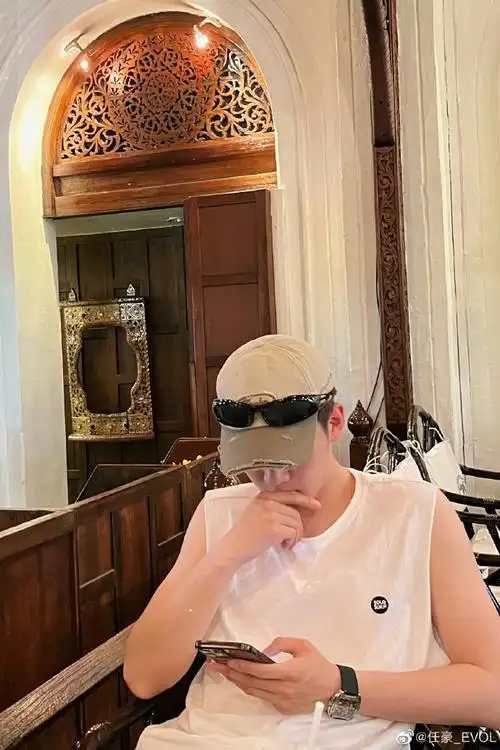 520快乐95墨镜和帅哥很配喔@任豪_evol