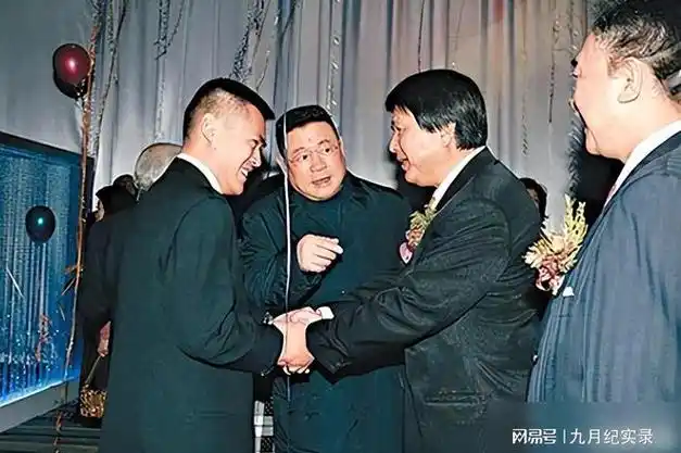 他是香港第一风流富豪与袁咏仪传过绯闻47岁心脏病发英年早逝