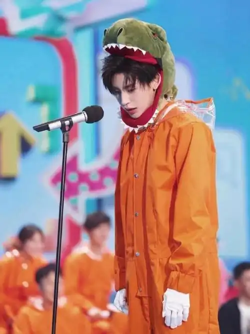 小鬼穿那么正式玩那么幼稚