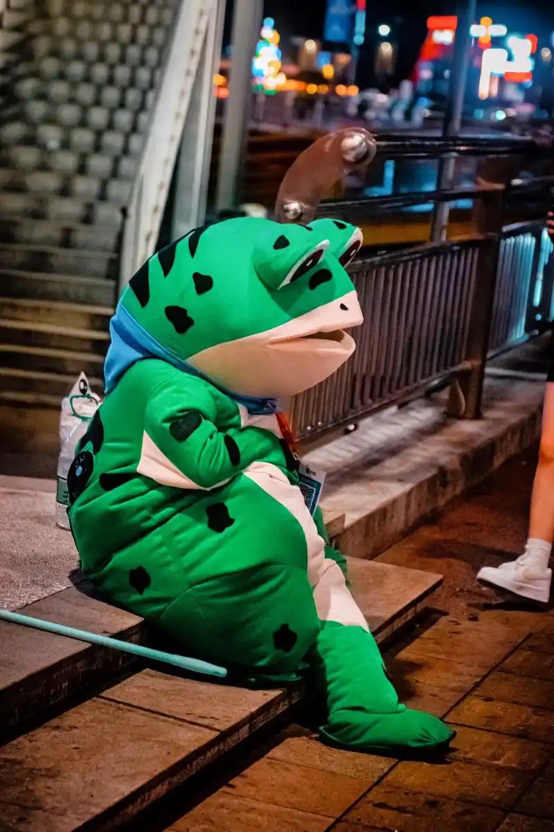 也许是孤独 也许是寂寞 也许是你给他写一个故事#网红青蛙 # - 抖音