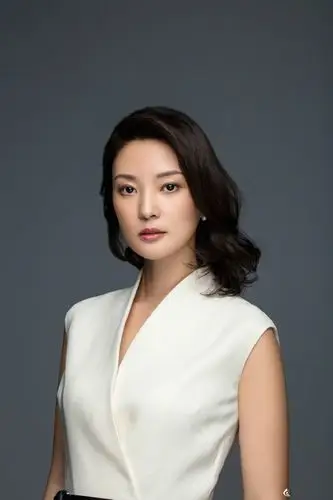 央视主持刘芳菲现活动,白色上衣搭深色长裙,42岁风采依旧