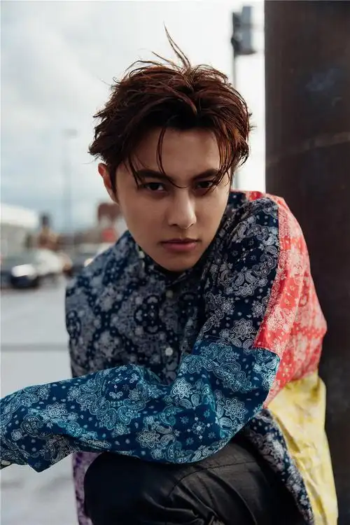 王子邱胜翊发布元气街拍 复古时尚引领穿搭风尚