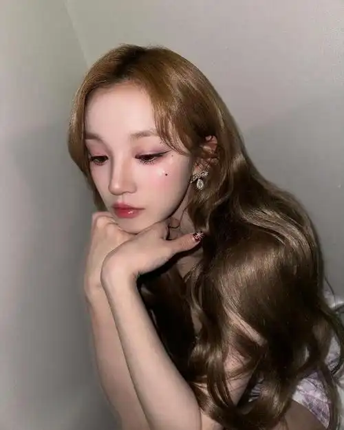 宋雨琦今天是温柔美女!晒出小狗纹身,长发披肩好可爱!