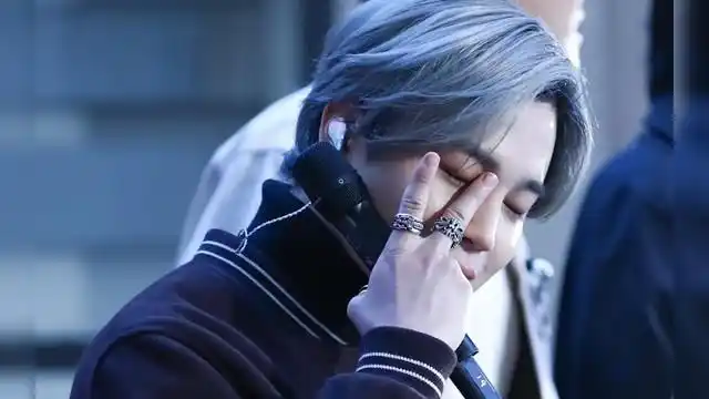 【金泰亨】下班走路时都让人心动的奇男子 我的小心脏受不住啊!