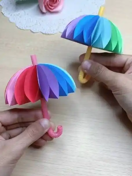 用十个圆形制作彩虹色的小雨伞,简单好看快来试试# 亲子手工#秒懂创意