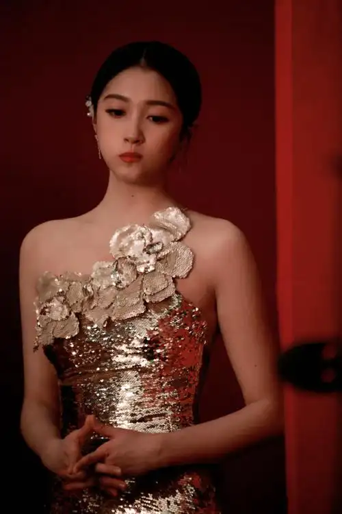 关晓彤超话#关晓彤鎏金礼服#@关晓彤央视#春晚#预热造型,璀璨金色