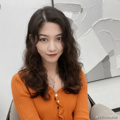 50岁女人烫什么发型显年轻?