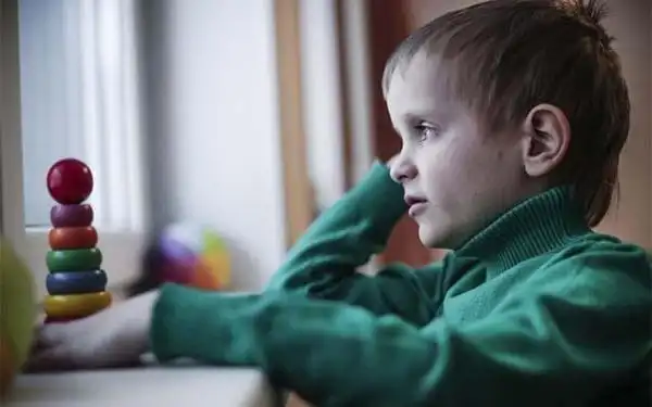 孩子不爱说话是性格内向各位家长要谨慎很可能是孤独症