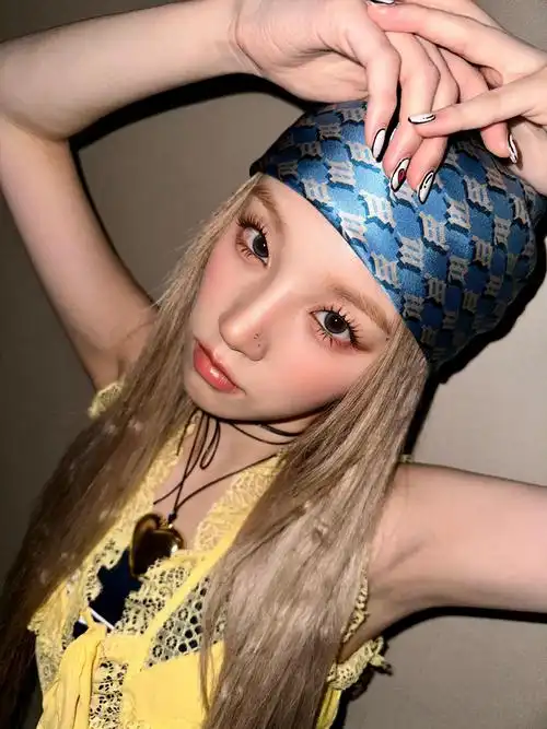 宋雨琦最新营业照,蓝色头巾好好看,美女头发上的小巧思_高清图集_新浪