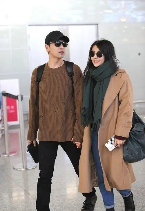 高圆圆赵又廷牵手现身情侣穿搭尽显甜蜜堪称娱乐圈姐弟恋之光