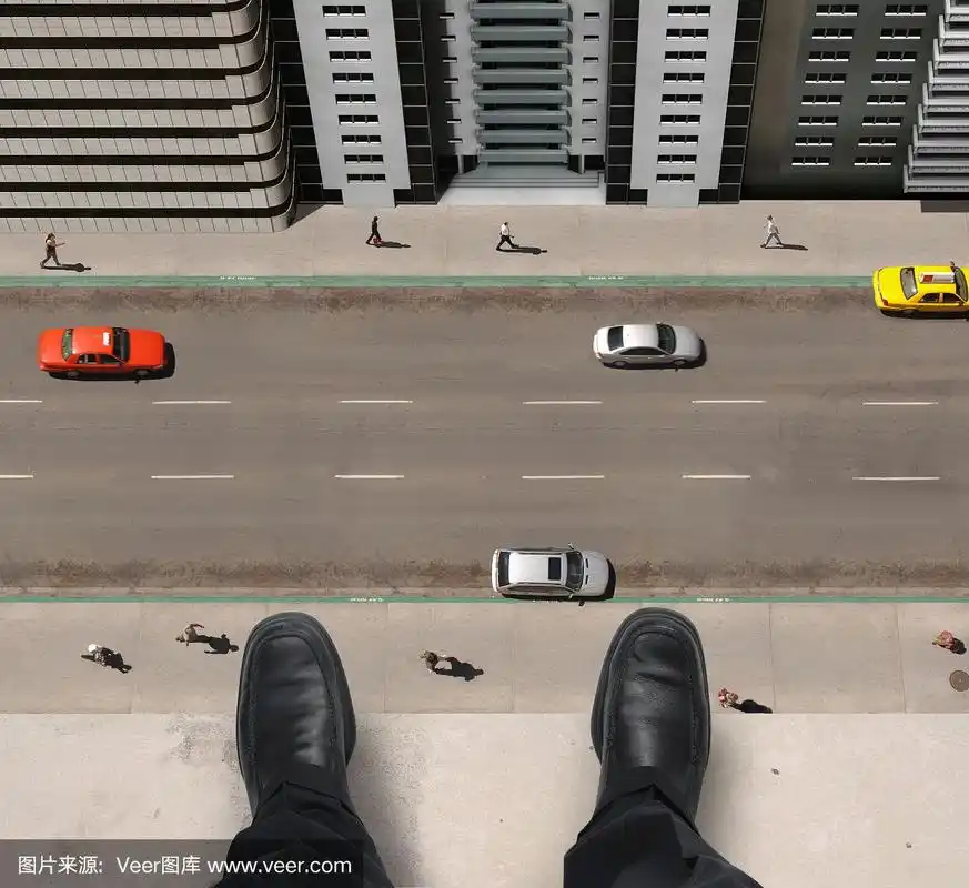 一个人站在高楼的边缘往下看
