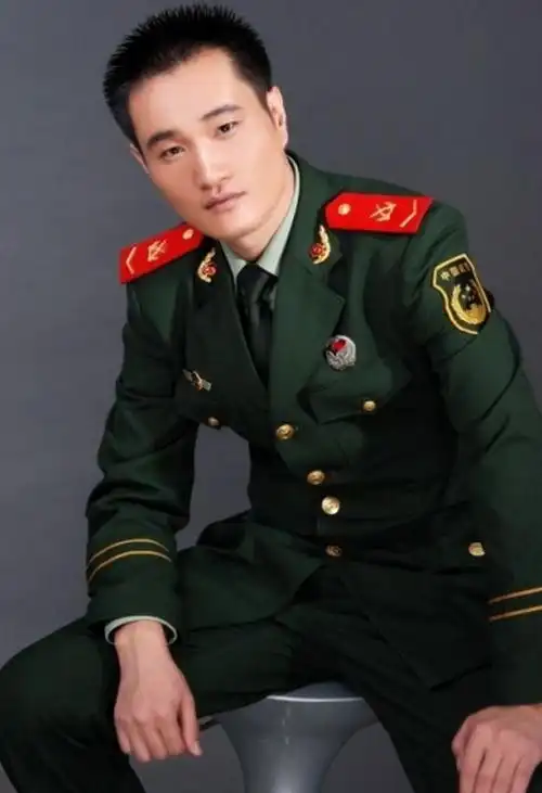 生活中的军警哥们儿依然很帅