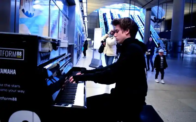 国外帅哥街头钢琴弹奏变调版《faded》