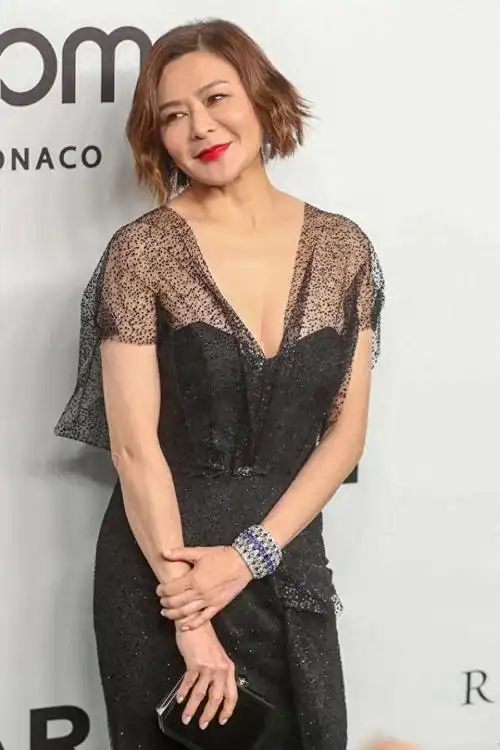 关之琳越老发型越多变烫了短发穿深v领连衣裙57岁气质更出众