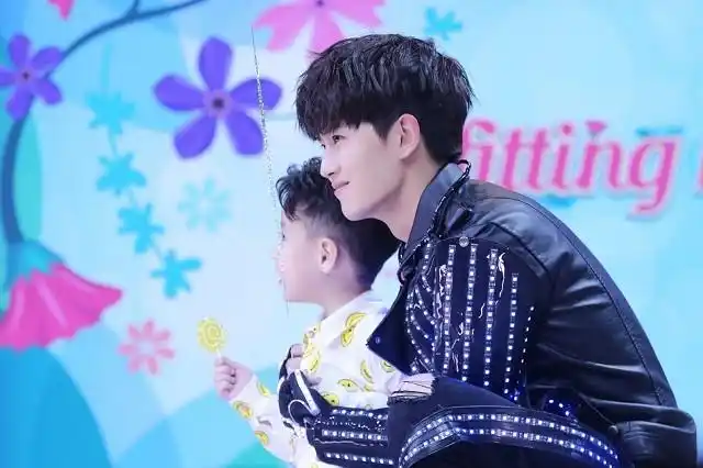 任嘉伦带着"儿子"上《快本》 尬舞模仿没包袱