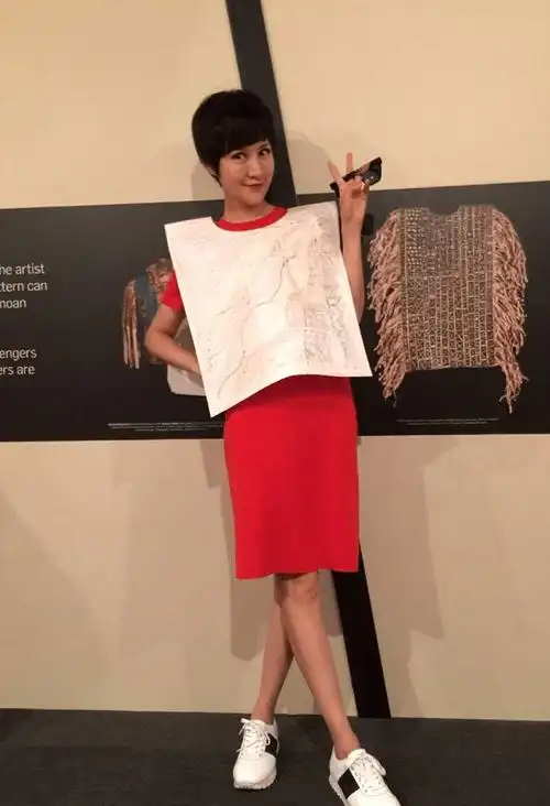 陆毅一家现身游乐园鲍蕾被拍拿手遮脸但看肤色很黑身材干瘦