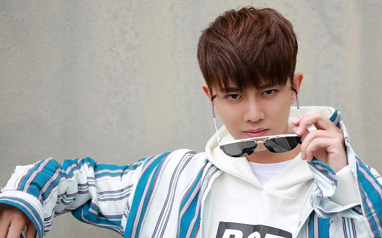 任嘉伦休闲帅气街拍图片电脑壁纸