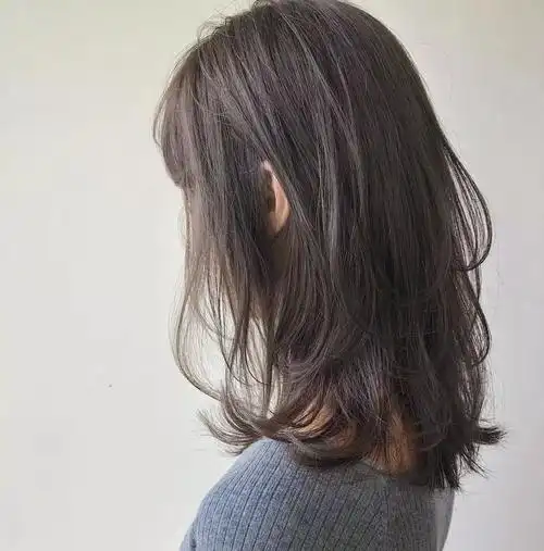 今年非常流行高层次的碎剪中长发超级好看又时髦