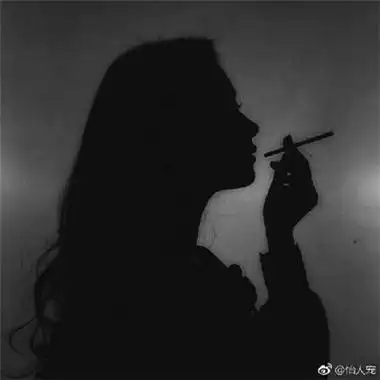 欧美女生头像霸气黑白吸烟