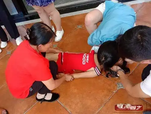 突遇溺水女孩贵州这位护士救人的样子真美