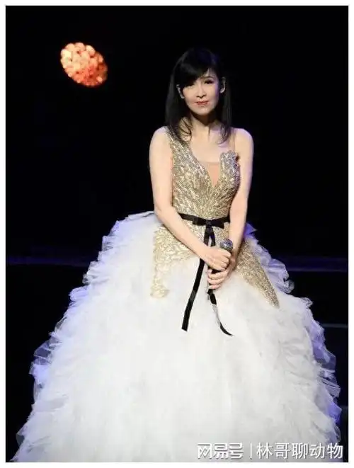 周慧敏不愧是"人间水蜜桃",穿衣露一半 又纯又欲