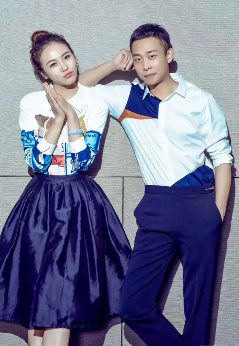 和张译穿情侣装的女人是谁呢?好像不是他的老婆吧.