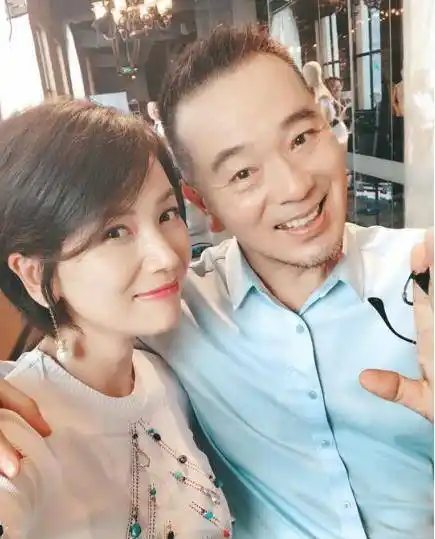 原创64岁老戏骨张晨光隐藏了20年的娇妻是我们熟悉的她