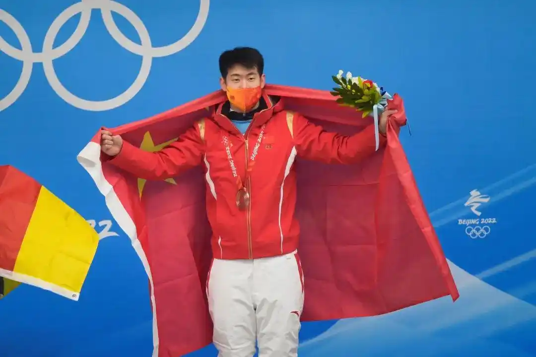 图为闫文港在颁奖仪式上身披国旗庆祝.瞿芃 摄