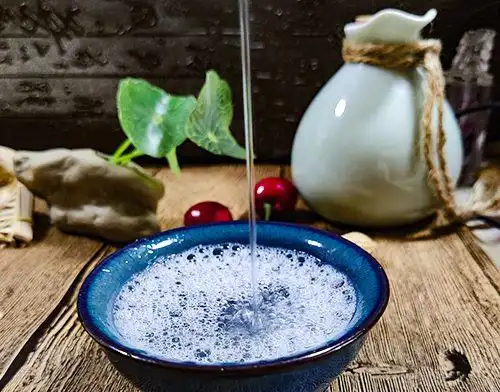 事实上,在很多古代的故事中都有酒的身影,其中大多的酒还是温的:曹操