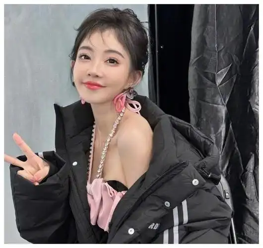 冯提莫直播前的崭露照片揭开身高谜底令人大跌眼镜