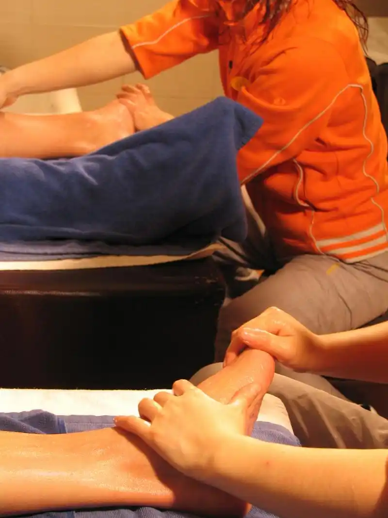 昨天去做沐足,和沐足的按摩的妹子聊了很久,她说她爱上了一个经常来男