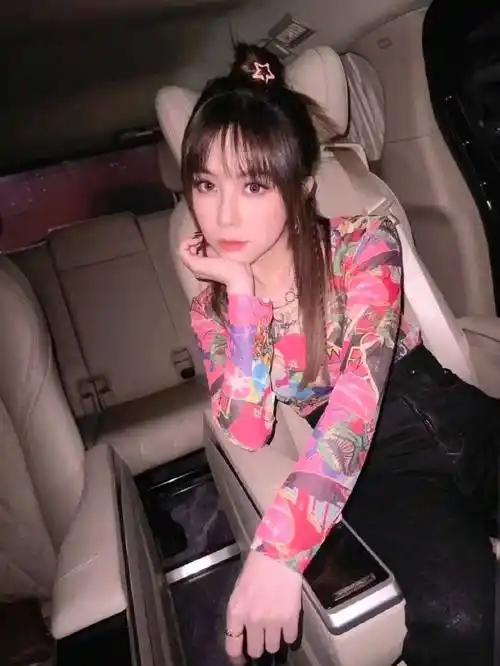 邓紫棋丸子头编发粉嫩俏皮!甜美天后身材曼妙魅力十足_风尚圈_扒娱乐