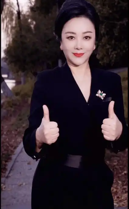 从"通缉犯"到女演员,梁丽这一路走过来不容易,但是更不容易的是她的