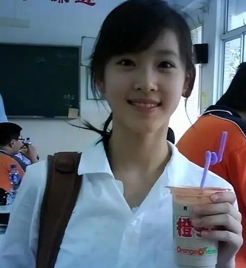 2009年章泽天因一张手拿奶茶的清纯照片火遍全网,网络上盛传她的美名.