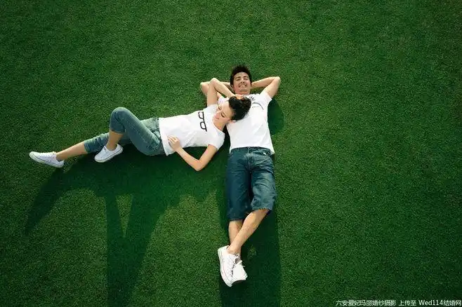 草坪情侣照片-草坪情侣图片-草坪情侣素材