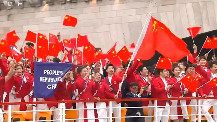 巴黎奥运会开幕式!中国健儿乘船出场,马龙,冯雨使劲挥舞国旗