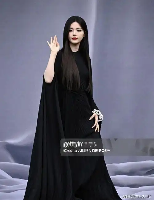 巴黎时装周:杨幂眼角伤疤明显,杨超越穿搭翻车,刘雨昕待遇高_钟楚曦