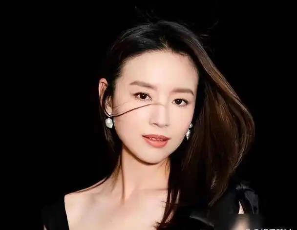 董洁又矮又瘦算不算大美女?瞅瞅她和秦岚,李小冉合照就有答案啦