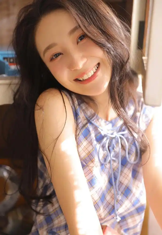 笑容甜美的女生,微笑起来很美.