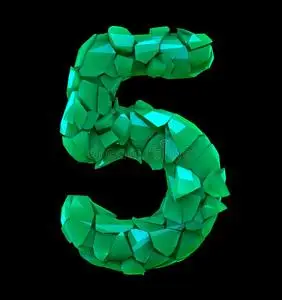 数字num.五5使关于破碎的塑料制品绿色的颜色隔离的黑的照片