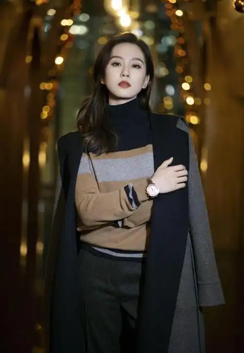 特别之处在于刘诗诗的穿衣风格,她并非将手臂完全置于大衣袖中,而是