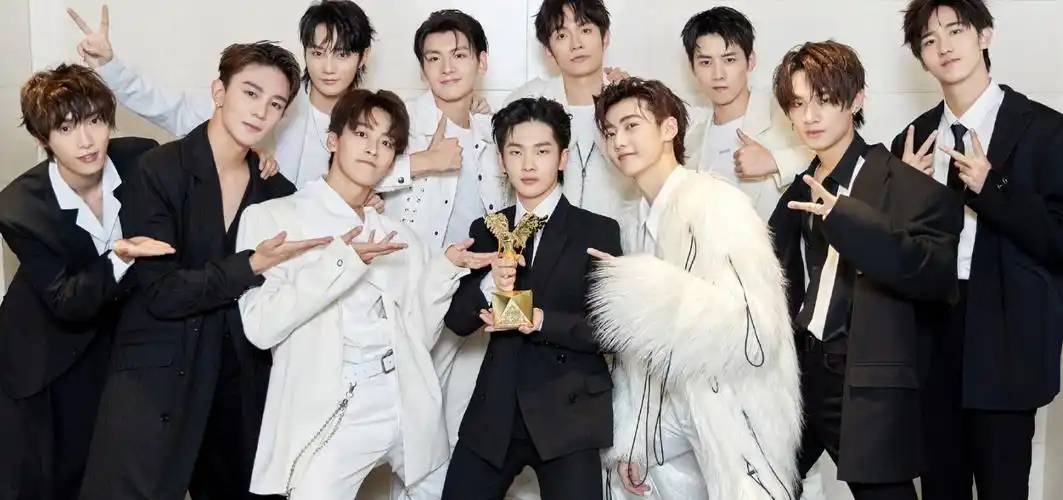 夏之光怼路人引争议(rise男团机场围堵被路人骂滚开夏之光维护粉丝反