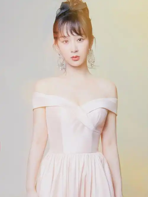 简介:杨紫樱花粉裙唯美浪漫写真图片,分享一组杨紫图片给大家,图中的