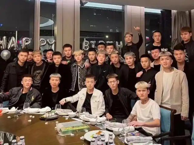 是一群满身"纹身",穿着紧身裤,豆豆鞋,在网上自称"社会人"的滑稽群体