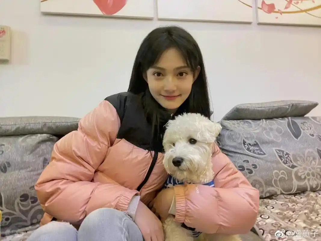 还记得关晓彤大学室友盛蕙子吗如愿做演员毫无辨识度不温不火